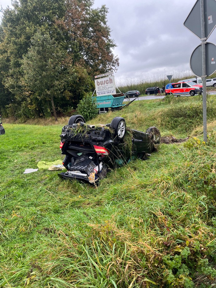 POL-NE: Auto landet nach Zusammenstoß auf dem Dach