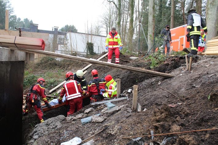 FW-DO: 09.01.2018 - Arbeitsunfall in Löttringhausen
Feuerwehr rettet Arbeiter aus Baugrube