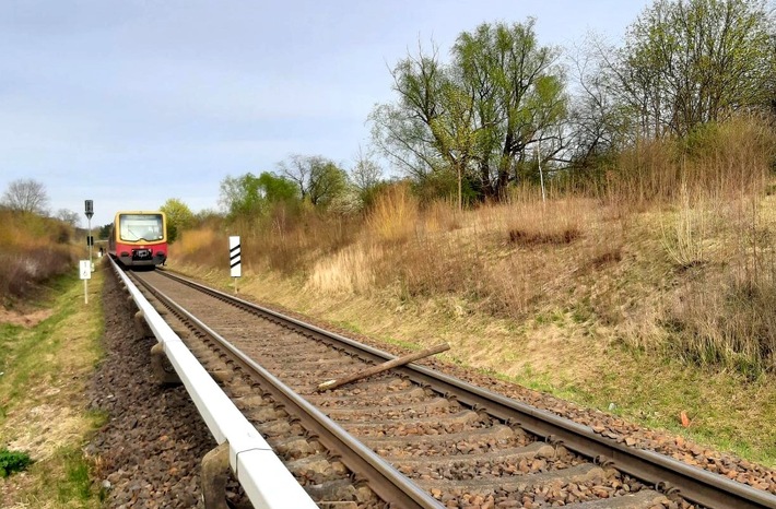 BPOLD-B: Spielende Kinder an S-Bahnstrecke