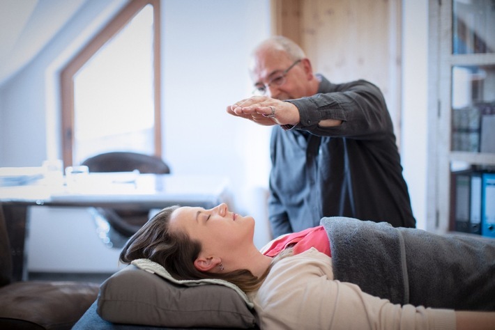Behandlung Hypnose Bremen - Hypnotiseur Ewald Pipper / Weiterer Text über ots und www.presseportal.de/nr/146681 / Die Verwendung dieses Bildes ist für redaktionelle Zwecke honorarfrei. Veröffentlichung bitte unter Quellenangabe: "obs/Hypnose Institut/Daniel George"