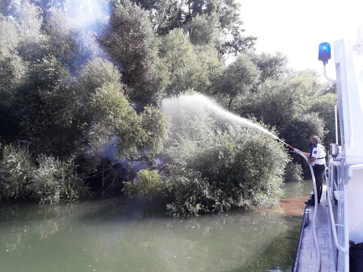 PP-ELT: Feuerlöscheinsatz der Germersheimer Wasserschutzpolizei