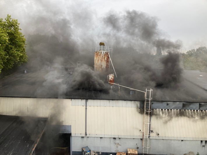 FW-OB: Feuer in einer Gewerbehalle in Oberhausen-Lirich