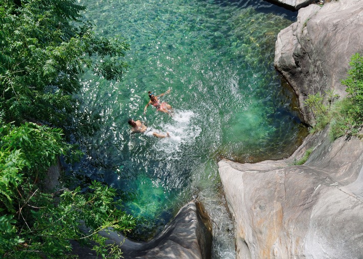 Einsame Badeplätze im Tessin / Eine frische Abkühlung nach einer Radtour oder Wanderung beziehungsweise einfach in der Sonne abschalten und dem Geräusch von Wasser lauschen