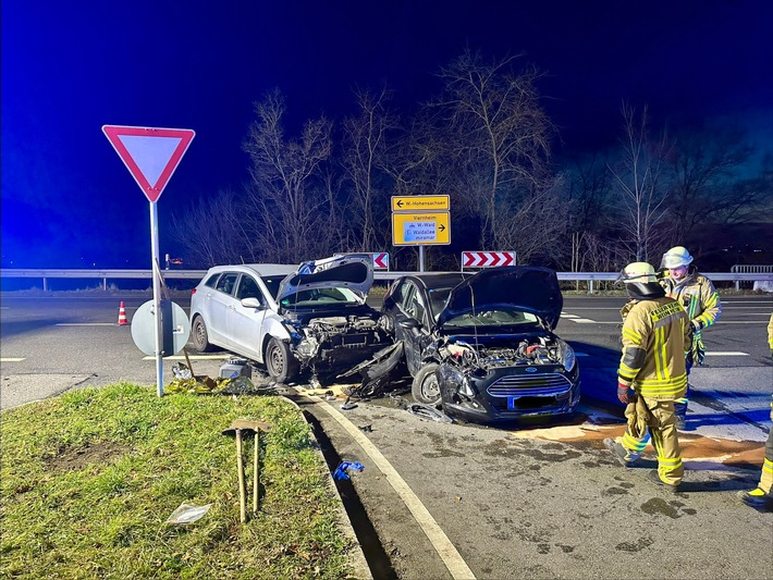 FW Weinheim: Schwerer Verkehrsunfall an der B3 Abfahrt Lützelsachsen. Drei Verletzte nach Zusammenstoß zweier Pkw.