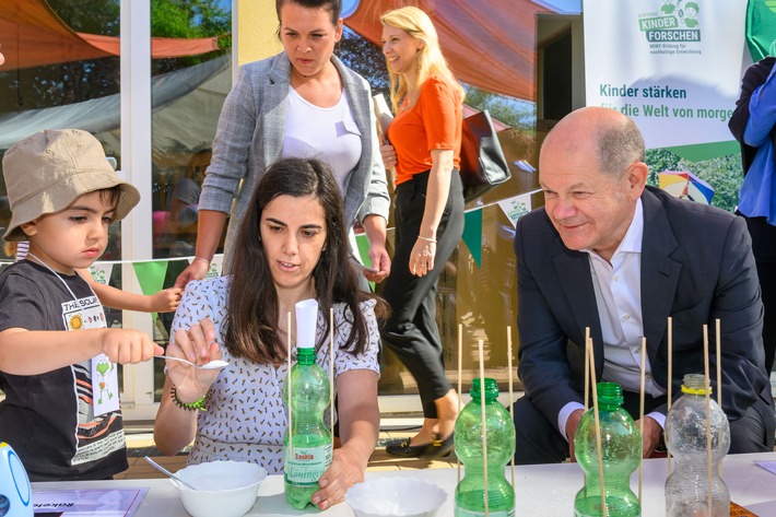 &quot;Abenteuer Weltall - komm mit!&quot;- Olaf Scholz besuchte zum &quot;Tag der kleinen Forscher&quot; eine Kita in Potsdam