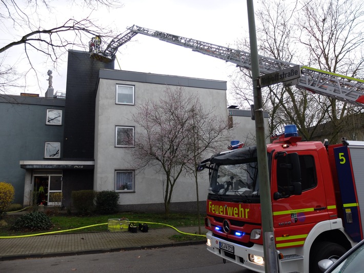 FW-GE: Brennendes Flachdach in Gelsenkirchen-Horst