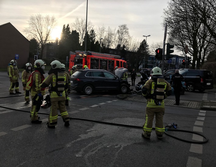 FW-BOT: Verkehrsunfall mit eingeklemmter Person