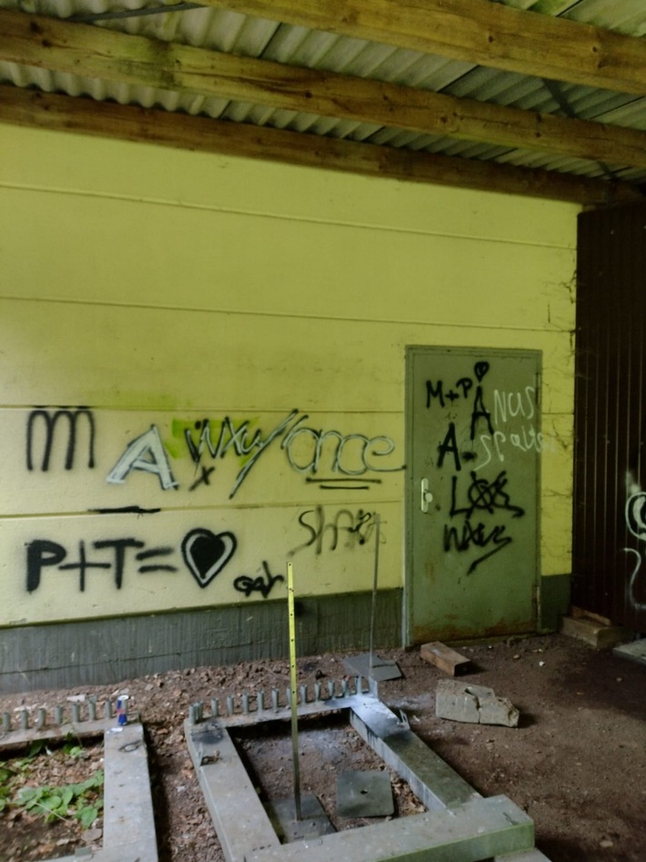 POL-PDWIL: Sachbeschädigung durch Graffiti