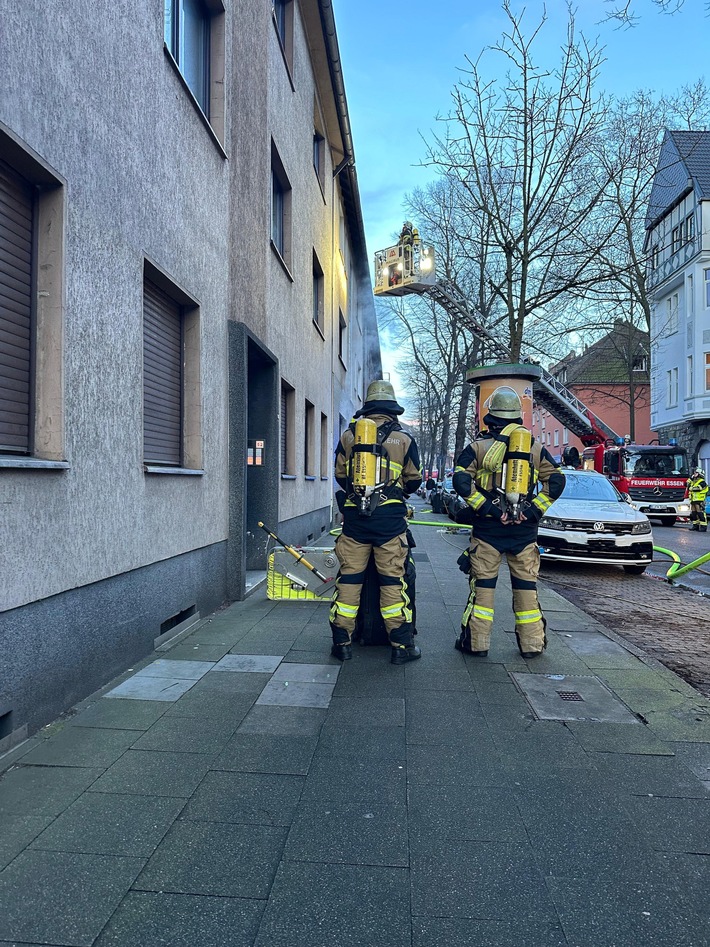 FW-E: Wohnungsbrand mit starker Rauchentwicklung - eine verletzte Person aus Brandwohnung gerettet