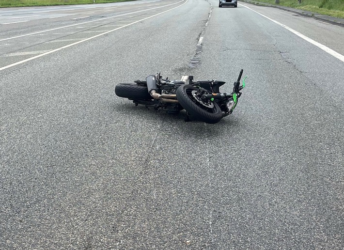 POL-MI: Motorradfahrer und Fußgängerin kollidieren - zwei Personen leichtverletzt