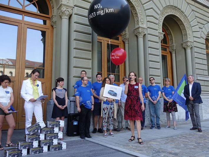 Consegna delle lettere-petizione contro l