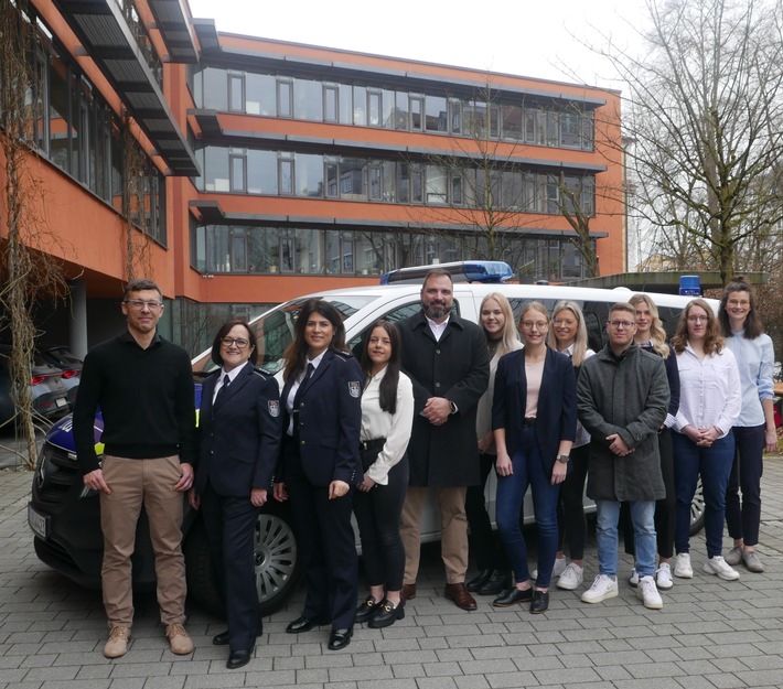 HZA-RO: Start in ein spannendes und sicheres Berufsleben beim Hauptzollamt Rosenheim / Willkommen im &quot;Team für mehr Gerechtigkeit in Deutschland&quot;