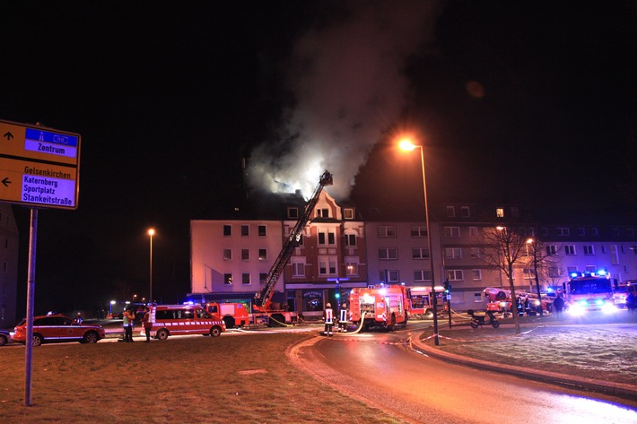 FW-E: Dachstuhlbrand in Essen-Altenessen, eine Person verletzt, Haus unbewohnbar