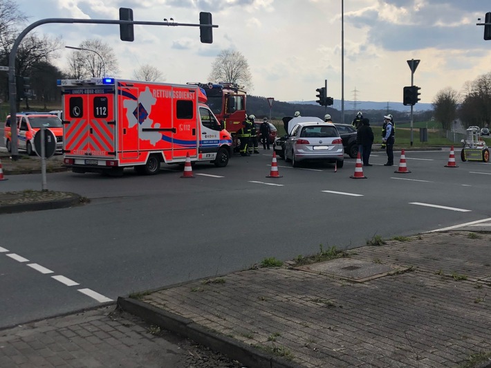 FW-EN: Verkehrsunfall mit zwei verletzten Personen