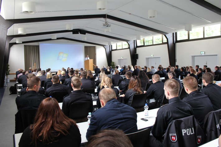 POL-GOE: Die Polizeidirektion Göttingen ist für die Zukunft gut aufgestellt - Polizeivizepräsident Bernd Wiesendorf begrüßt 131 neue Mitarbeiterinnen und Mitarbeiter