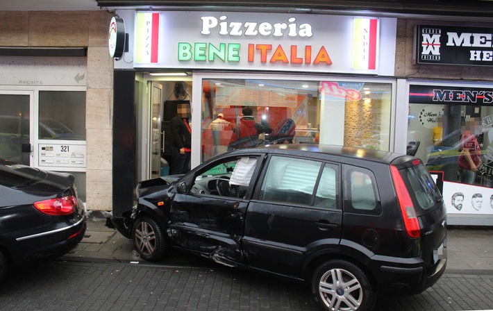 POL-DU: Beeck: Ford schleudert nach Unfall vor Pizzeria