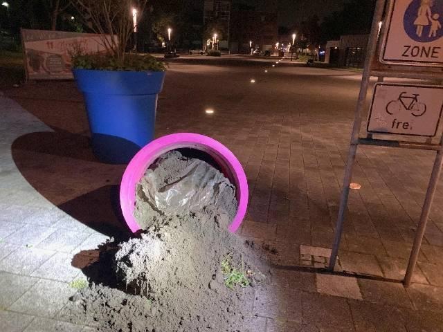 POL-WHV: Gefährlicher Eingriff in den Straßenverkehr: Gullideckel herausgehoben und Blumenkübel umgeworfen auf dem Gotthilf-Hagen-Platz