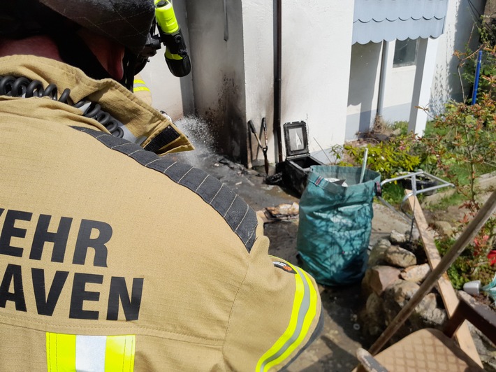 FW Bremerhaven: Mikrowelle und Unrat in Flammen