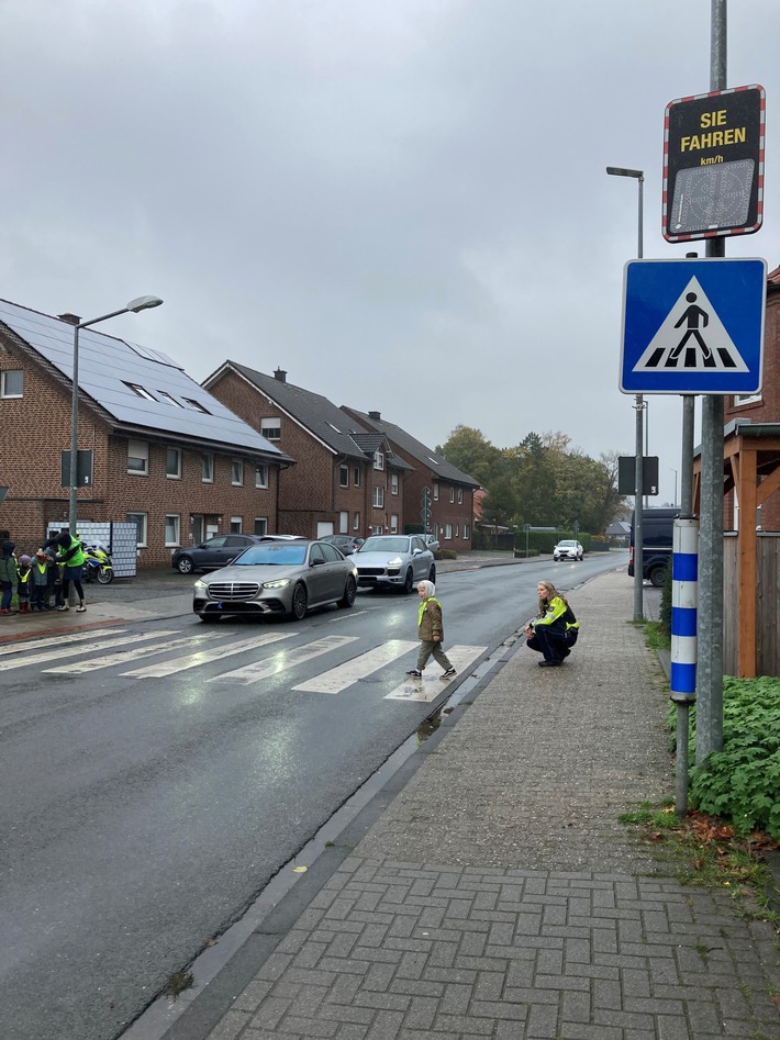 POL-COE: Dülmen-Merfeld/Mehr Sicherheit im Straßenverkehr für Kinder - Polizei übt im Rahmen der Verkehrserziehung das sichere Überqueren von Füßgängerüberwegen