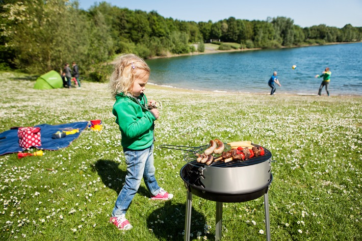 Grillen ohne Gewissen: Eltern unterschätzen die Verbrennungsgefahr für Kinder / Nationaler Kindersicherheitstag / Erste Studienergebnisse aus dem AXA Kindersicherheitsreport 2015