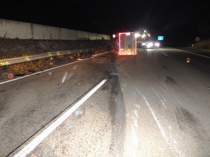 POL-VDKO: Verkehrsunfall mit umgekipptem Lkw auf der A48