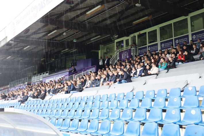 Das Eckige muss in das Runde: Jura-Erstsemester zu Besuch beim VfL Osnabrück