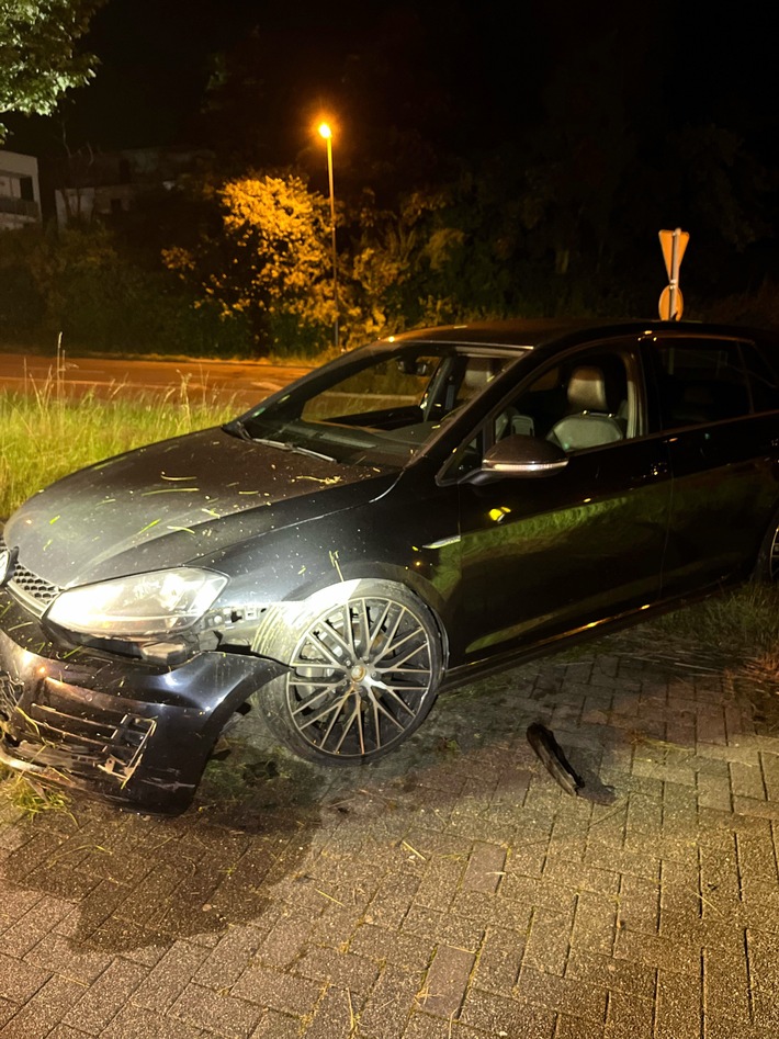 POL-GM: Betrunken Kreisverkehr überfahren - Fahrer leicht verletzt