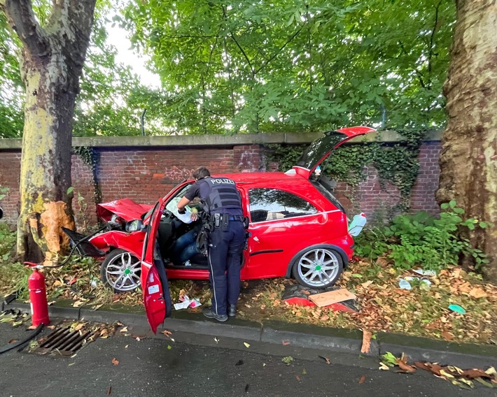 POL-BO: Ein Schwerverletzter nach Alleinunfall: Autofahrer (41) fährt gegen Baum