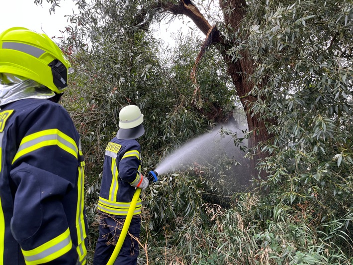 FW Flotwedel: Ortsfeuerwehr Eicklingen löscht brennenden Baum nach Blitzschlag