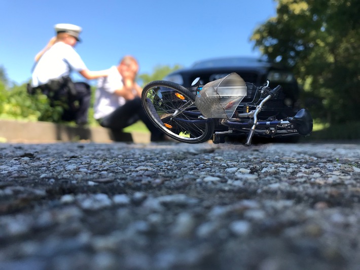 POL-NE: Radfahrer quert Fahrbahn und wird von Auto erfasst