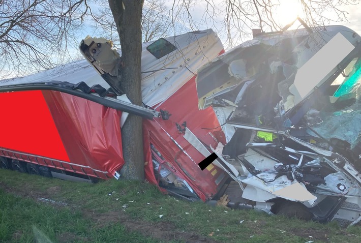 POL-MI: Sattelzug kommt von Straße ab und kollidiert mit Baum