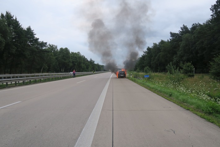 POL-DEL: Autobahnpolizei Ahlhorn: Brand eines Pkw auf der Autobahn 1 im Bereich der Gemeinde Großenkneten +++ Richtungsfahrbahn Bremen kurzfristig gesperrt