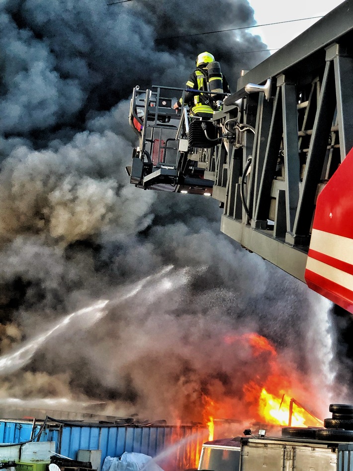 FW-NE: Großbrand am Schrottplatz Morgensternsheide | Feuer unter Kontrolle | Warnungen zurückgenommen