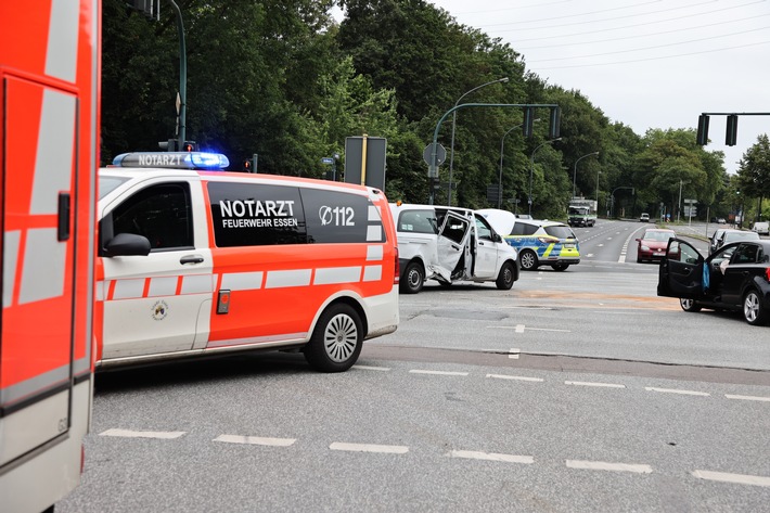 FW-E: PKW kollidiert im Kreuzungsbereich mit Schulbus - fünf Verletzte, darunter drei Kinder