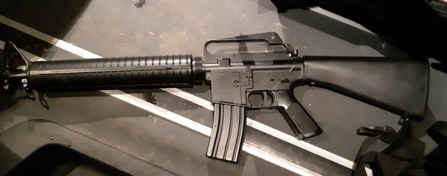 BPOL NRW: Verbotene Softairwaffe von Bundespolizei beschlagnahmt - Waffe sah aus wie ein amerikanisches M-16