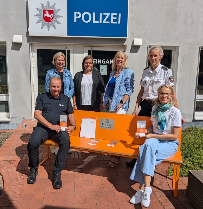 POL-LG: ++ &quot;Ein Zeichen gegen Gewalt an Frauen und Mädchen&quot; - Orangefarbene Bank im Wartebereich der Lüneburger Polizeiwache - Opferschutzbüro übergibt erstmals Bank Aktion an eine Polizeidienststelle ++