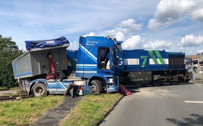 POL-WES: Orsoy - Ein leicht Verletzter nach Verkehrsunfall zwischen LKW und Lok