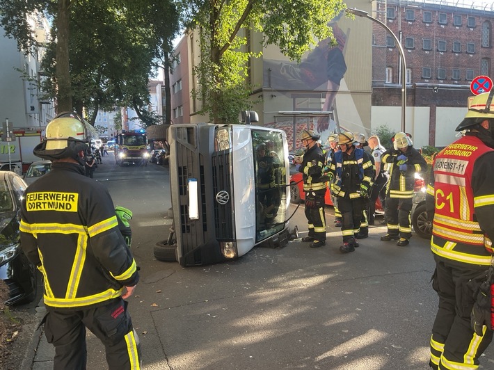 FW-DO: Verkehrsunfall auf der Gerichtsstraße - Feuerwehr befreit Verletzten