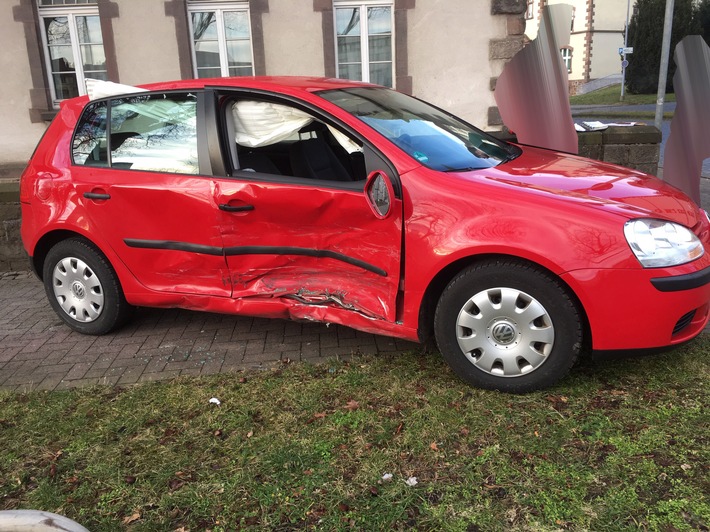 POL-KS: Kassel: Unfall auf Ludwig-Mond-Straße mit 12.000 Euro Schaden im Berufsverkehr