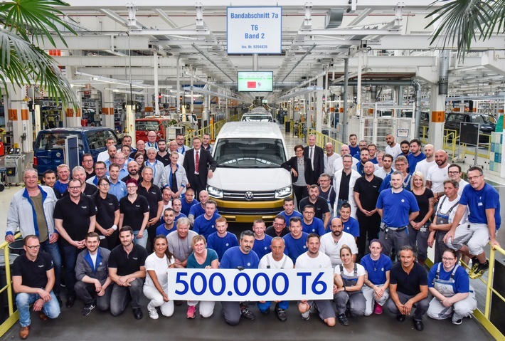 Bulli-Produktionsjubiläum: Vorstände, Werkleitung, Betriebsräte und Mitarbeiter mit dem 500.000sten T6 (Multivan "70 Jahre Bulli") aus dem Werk Hannover. Weiterer Text über ots und www.presseportal.de/nr/55462 / Die Verwendung dieses Bildes ist für redaktionelle Zwecke honorarfrei. Veröffentlichung bitte unter Quellenangabe: "obs/VW Volkswagen Nutzfahrzeuge AG/HENNING SCHEFFEN PHOTOGRAPHY"