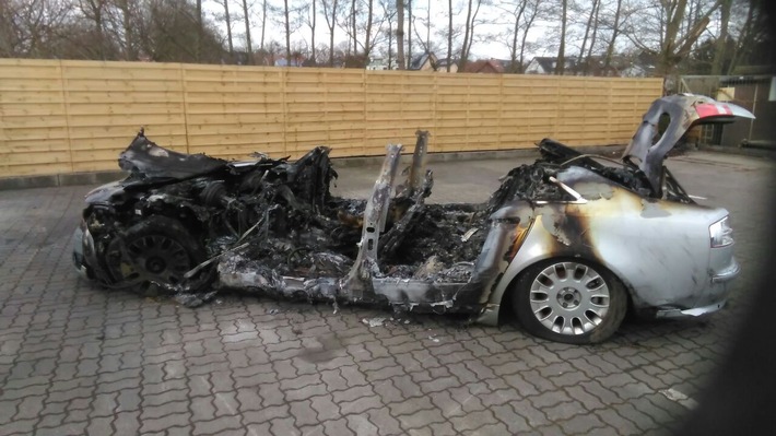 POL-D: Foto zu: Trio &quot;fackelt&quot; Audi A8 nach Spritztour und Unfall ab - Besitzer wähnte Wagen in der Werkstatt - Schneller Ermittlungserfolg