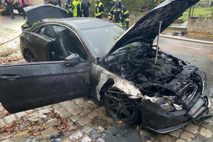 POL-PDNW: PKW-Brand erfordert Straßensperrung