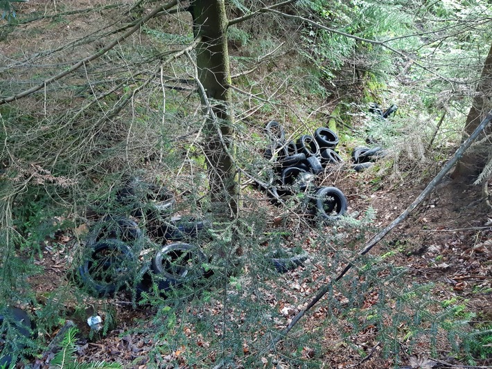 POL-AA: Rems-Murr-Kreis: Altreifen im Wald entsorgt, Mann weigert sich Behörde zu verlassen & leistet Widerstand, Verkehrsunfälle u.a.