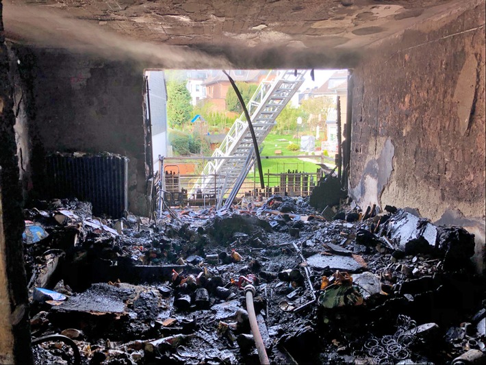 POL-ME: Schwerer Wohnungsbrand an der Kreuzstraße - Polizei geht von fahrlässiger Brandstiftung aus - Erkrath - 2104032