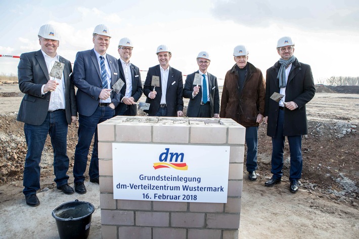 dm legt den Grundstein für das neue Verteilzentrum in Wustermark / dm im Jahr 2020: 2.020 dm-Märkte und Inbetriebnahme des modernsten Verteilzentrums Europas