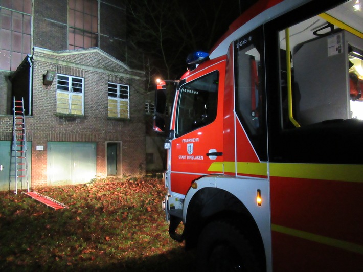 FW Dinslaken: Feuer in einer leerstehenden Lagerhalle