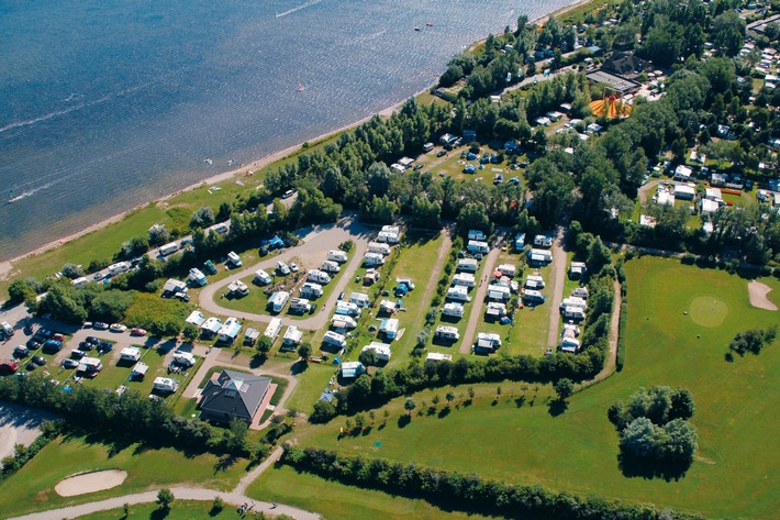 Camping-Wulfener-Hals-----Campingplatz-auf-Fehmarn-an-der-Ostsee-aus-der-Vogelperspektive.jpg