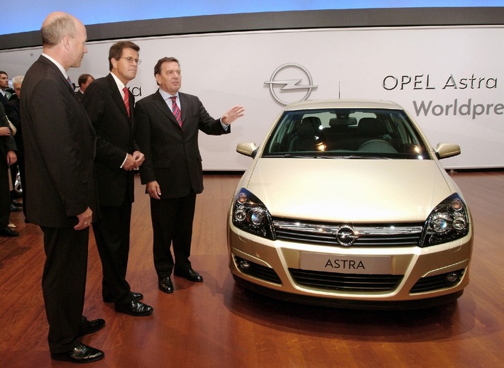 Besuch des Bundeskanzler Schroeder auf dem IAA-Opel-Stand