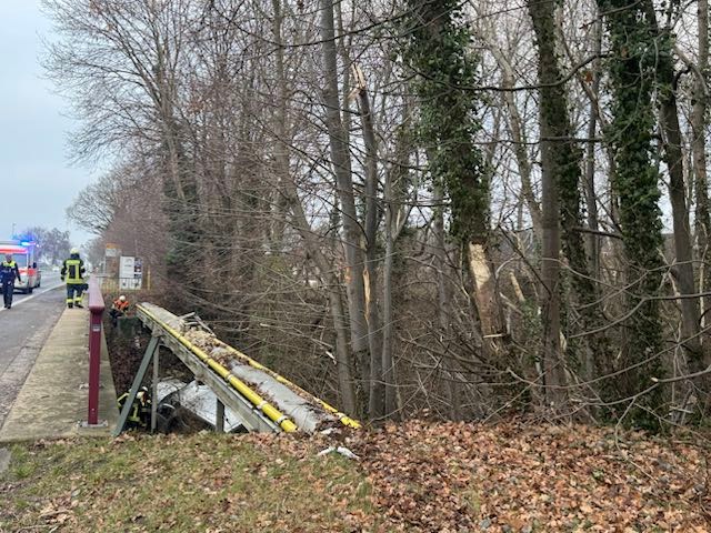 POL-ROW: 31-Jähriger verunfallt in Zeven-Aspe: Pkw stürzt mehrere Meter in die Tiefe