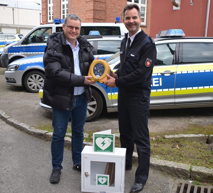 POL-STD: "Mein Herz in Stade" stationiert zweites AED-Wiederbelebungsgerät auf Stader Polizeiwache